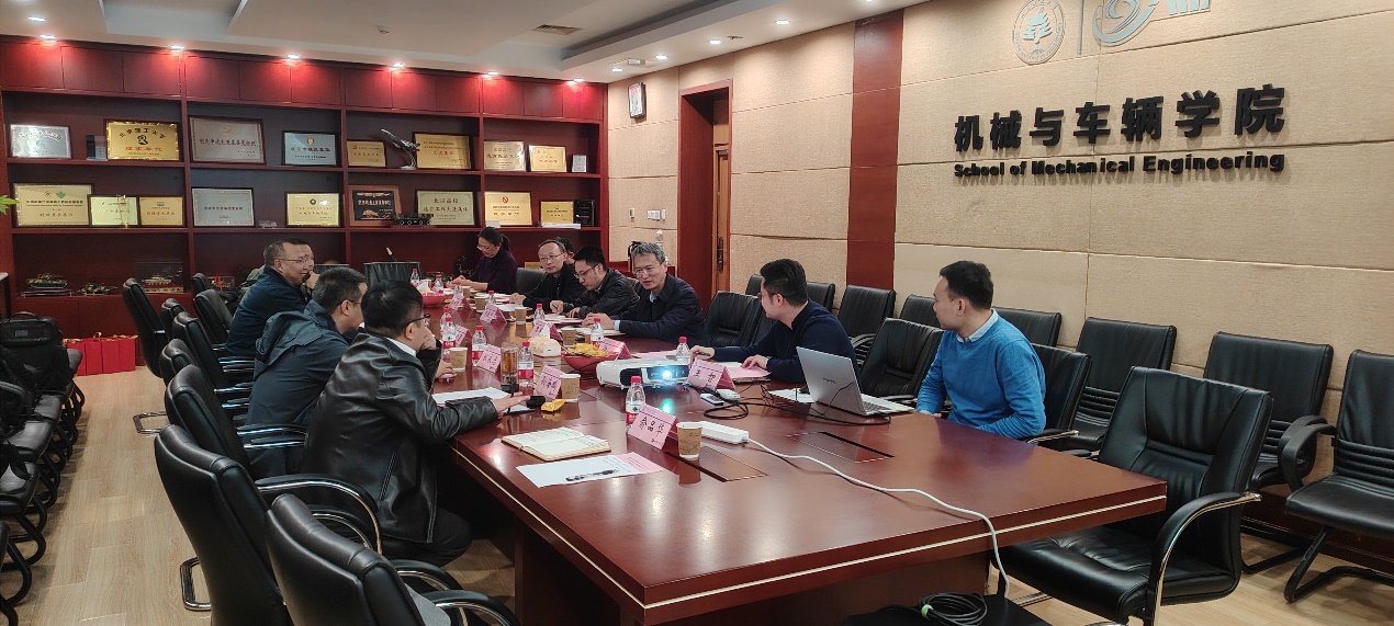 一群人在餐厅里

中度可信度描述已自动生成